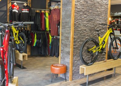 Bike And Py à Lourdes dans les Pyrénées - Shop Commencal